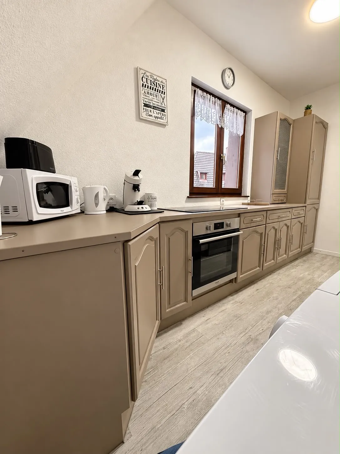 Cuisine équipée avec four, plaque et machine à café