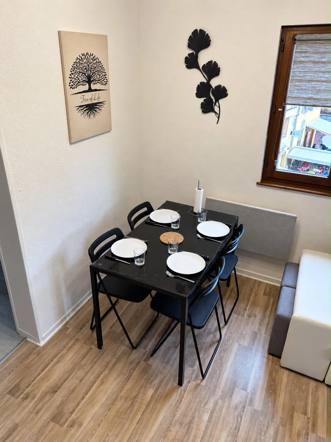 Table dressée pour quatre avec vue sur la rue piétonne