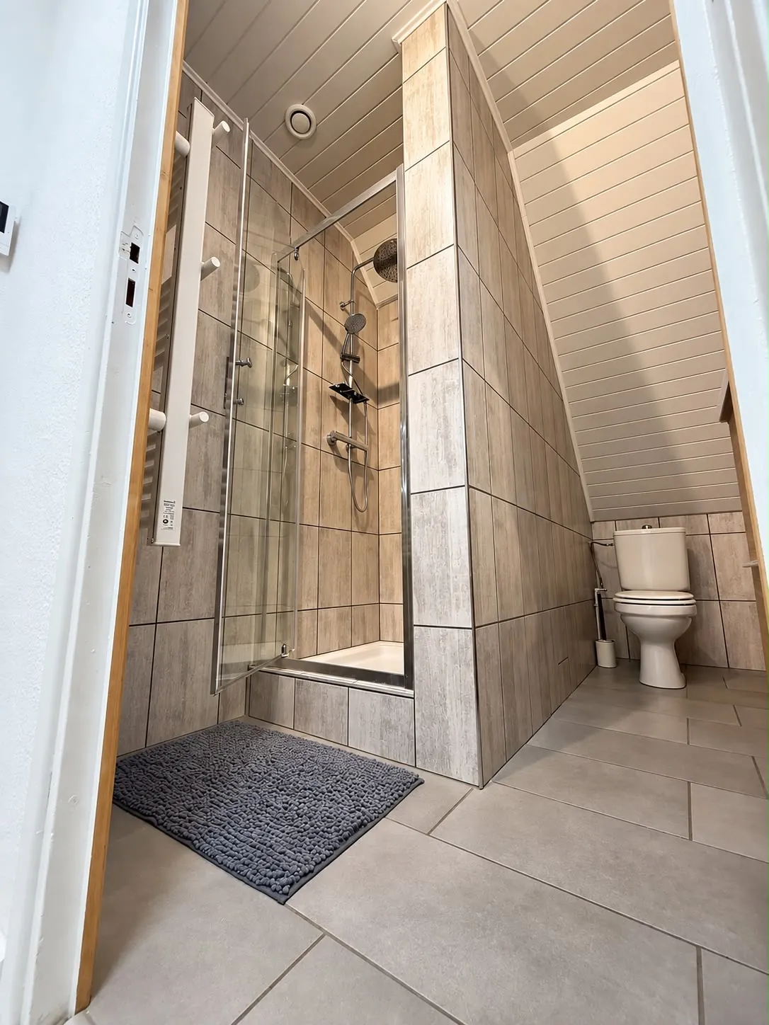 Salle de douche moderne avec paroi vitrée